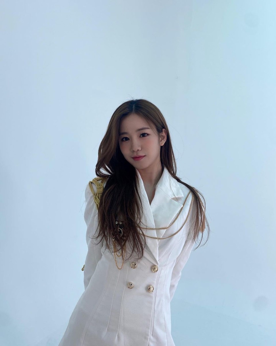 woo!ah!(우아!) 우연, 제복 패션도 완벽 소화…'소원을 말해야 할 것만 같아'