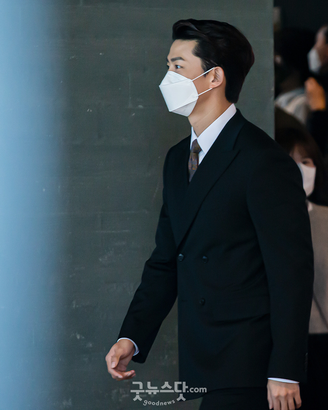 [덕샷] '경호원 빙의' 젠틀 슈트 입고 퇴근한 '빈센조' 옥택연