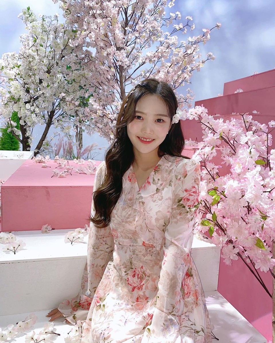 오마이걸(OH MY GIRL) 효정, '봄 사랑 벚꽃 말고' 스마일 캔디 하나면 충분해!