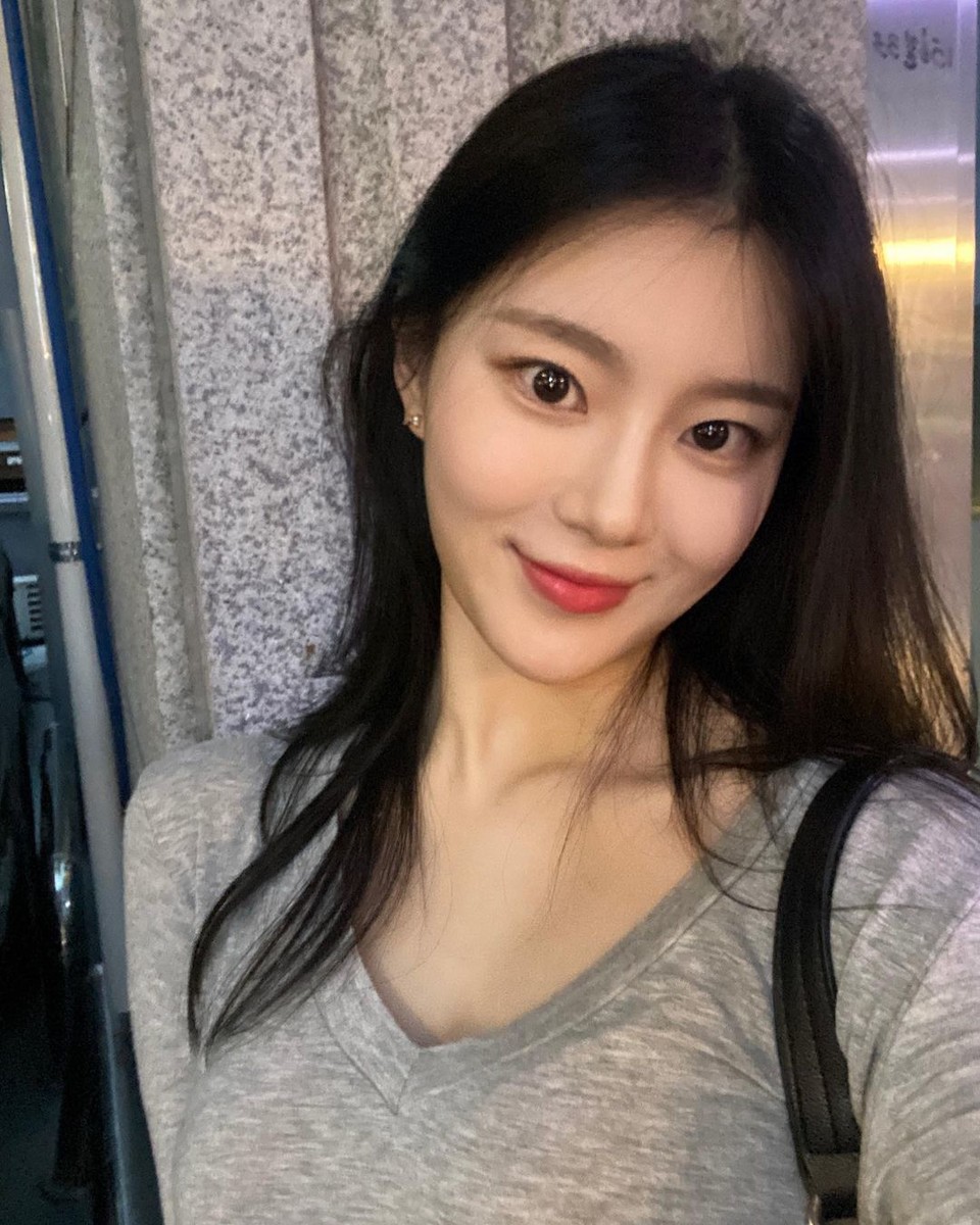 퍼플백 민이, 보조개 만발 '싱그러운 미소'