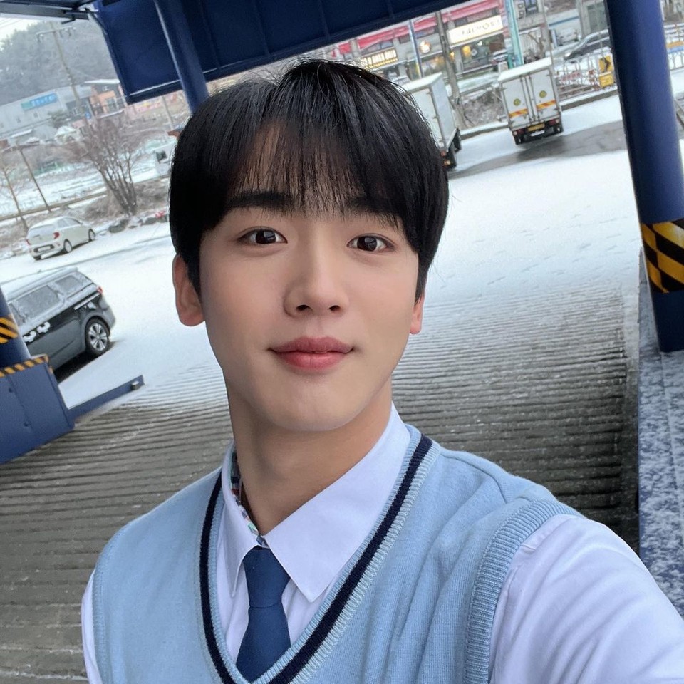 위아이 김요한, '교복 착붙' 미모 시간은 거꾸로 간다