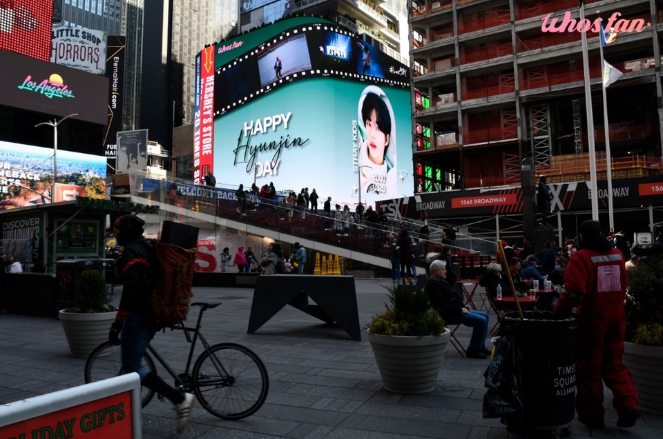 뉴욕 타임스퀘어 대형 전광판, 스트레이 키즈 현진 생일 광고 / 사진=후즈팬 제공