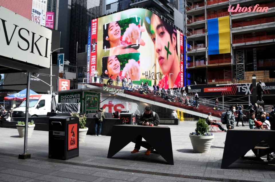 미국 뉴욕 타임스퀘어 대형 전광판, 트레저 하루토 생일 광고 / 사진=후즈팬 제공