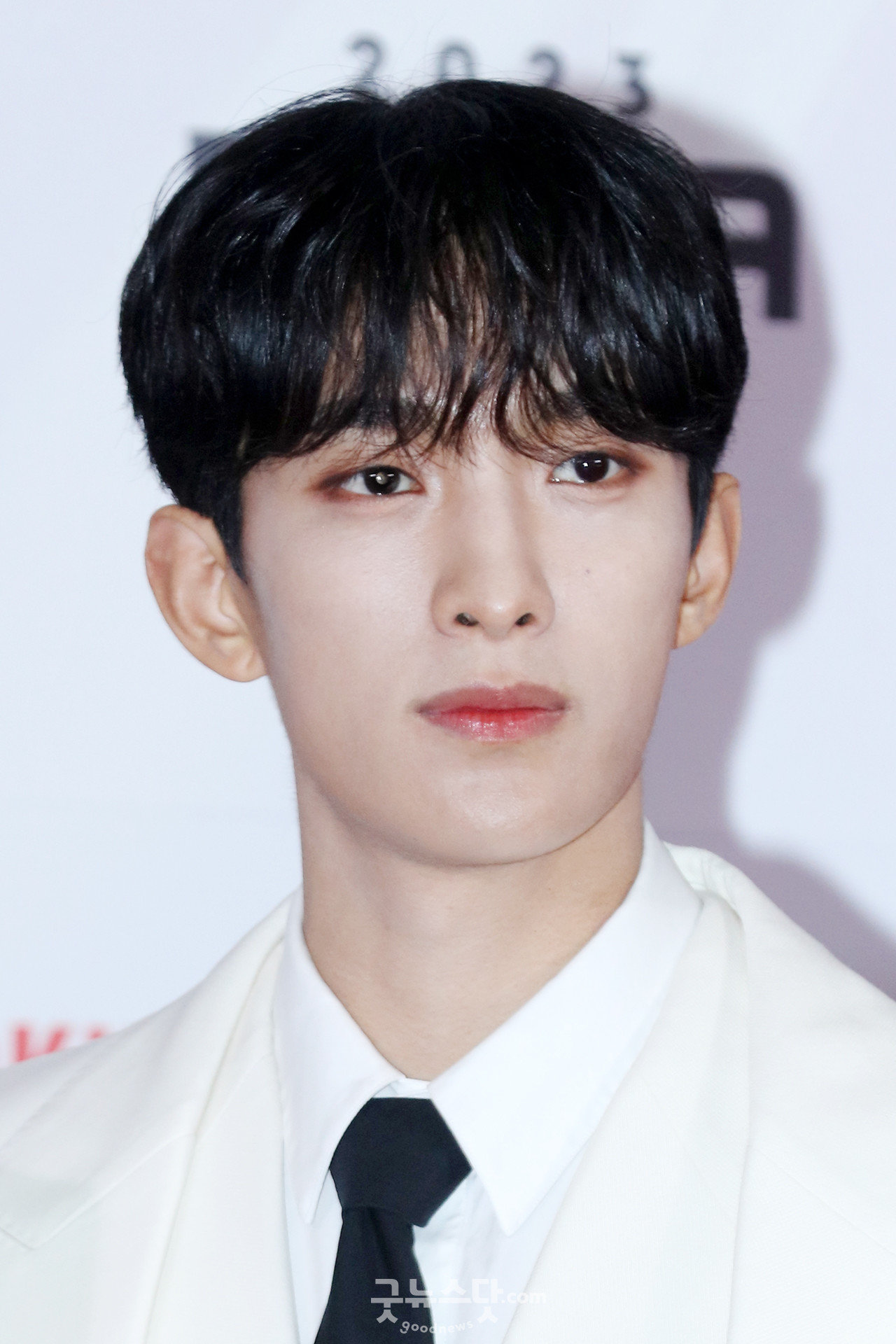 덕샷] 세븐틴 도겸, 오늘 콘셉트는 멋짐 < 포토 < 기사본문 - 굿뉴스닷컴