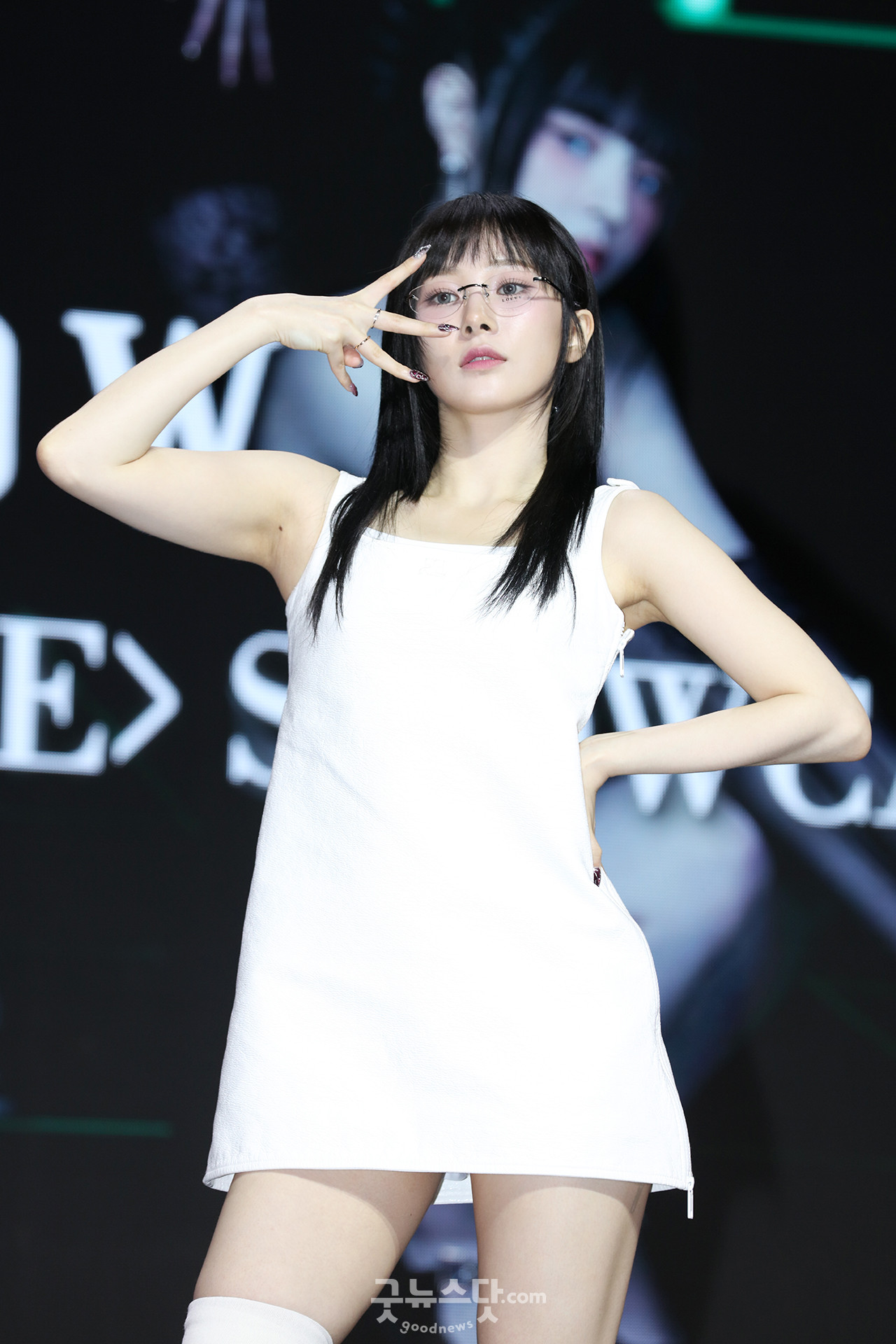 [덕샷] 에버글로우 미아, 안경이 찰떡