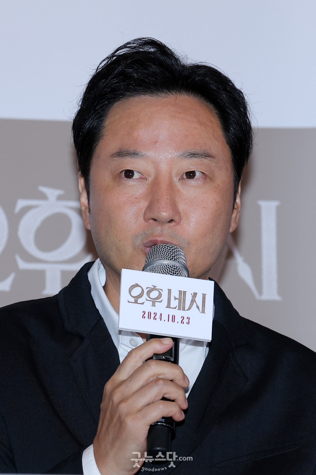 [덕샷] 송정우 감독, 인사말하는 영화 '오후 네시' 감독