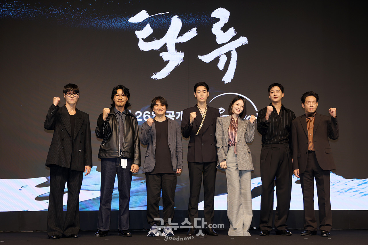 [덕샷] 추창민 감독과 출연진, '탁류' 파이팅!